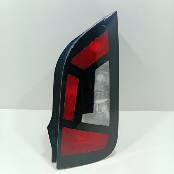 Lanterna Traseira Direita Fume Volkswagen Up 2014/2016  Direito/passageiro Vermelha